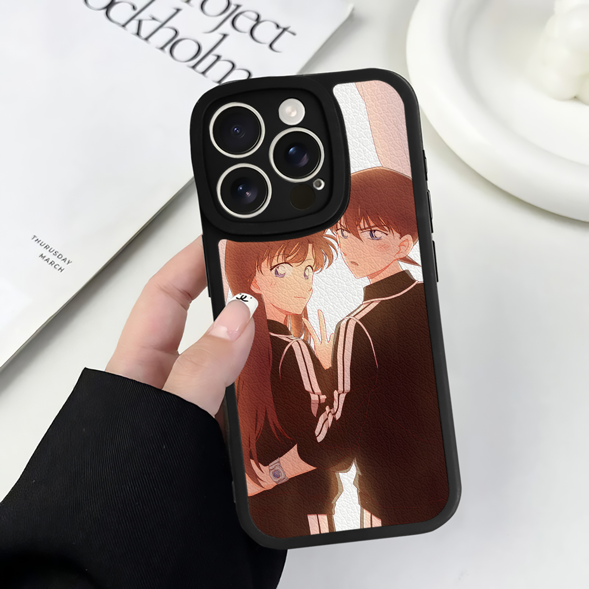 （画像用） 名探偵コナン Detective Conan 【iPhone 16シリーズ対応】シリコンスマホケース（レザー調） 材質：シリコン